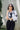 Blusa fluida Silvina Campos com gola de folhos e laço amovível