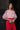 Túnica feminina Silvina Campos com estampado floral vermelho, ombros descobertos e decote com laço.